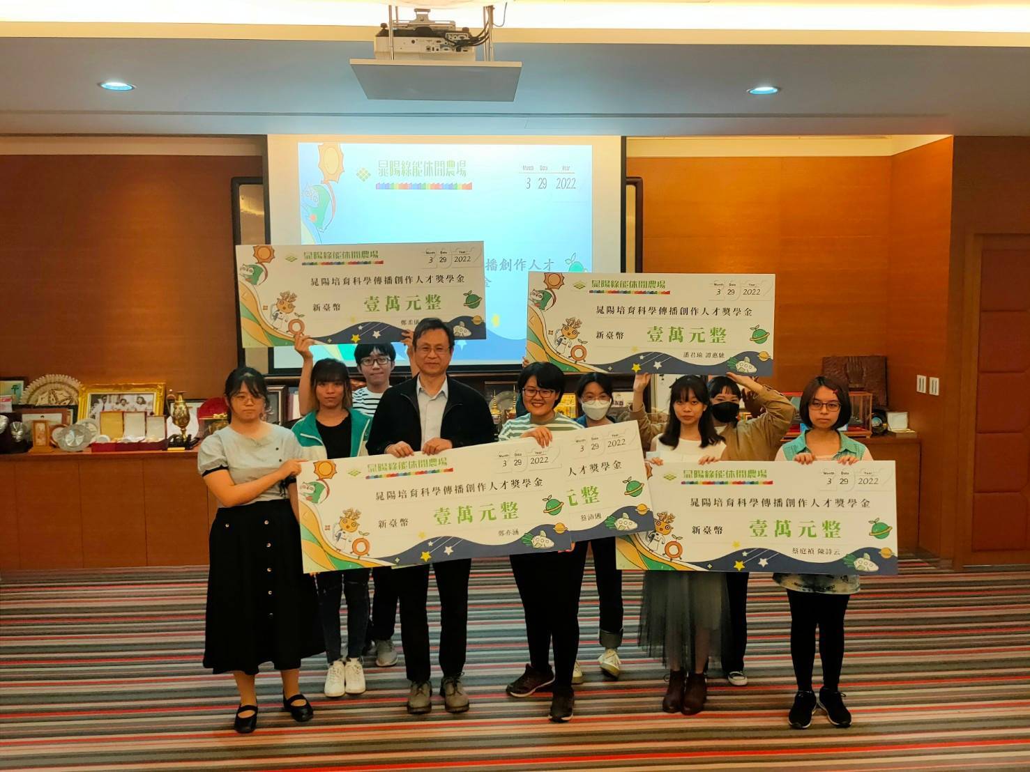 獲獎同學與晁陽科技代表(前排左起第3位)合照