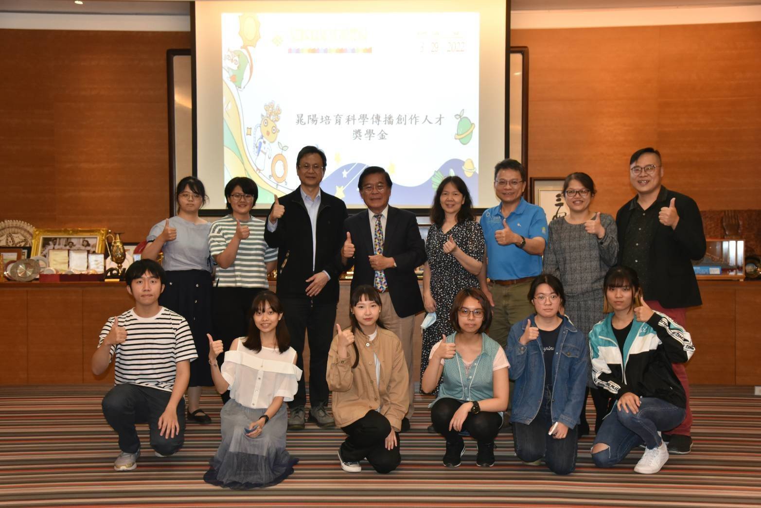 獲獎同學與古源光校長(後排左起第四位) 合照